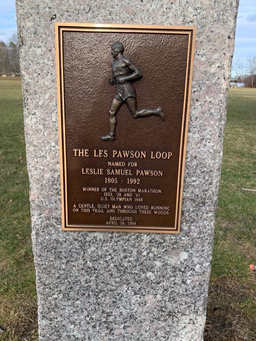 Plaque honoring Les Pawson, a Boston Marathon winner, dedicated to the running trail named in his memory.