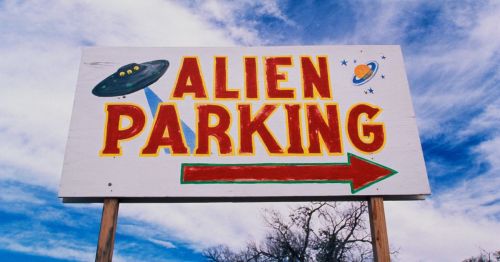 A colorful road sign that says Alien Parking in Roswell, New Mexico
