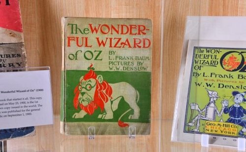 Cover of "The Wonderful Wizard of Oz" by L. Frank Baum, featuring a lion illustration and vibrant green and red colors.