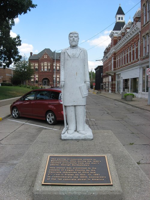 A statue of a man in a suit holding a book, commemorating the 100th anniversary of the first Congress held in America.