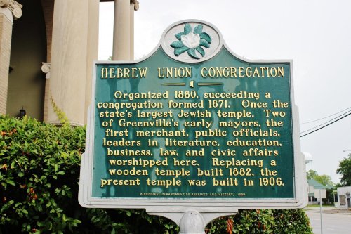 Historical marker for Hebrew Union Congregation, detailing its founding in 1880 and significance in Greenville's history.