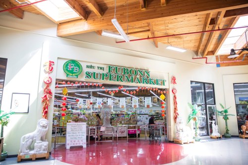 Entrance of Fubonn Supermarket, featuring decorative elements and a bright, spacious interior.