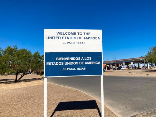 Sign welcoming visitors to the United States in El Paso, Texas, with text in English and Spanish.