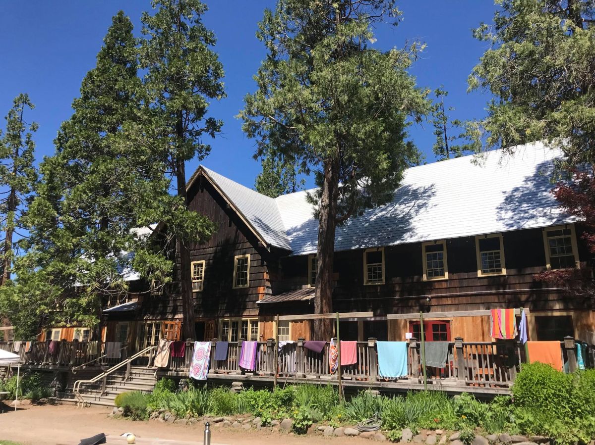 Picture of People Live Off The Grid In This Oregon Town And Hot Springs