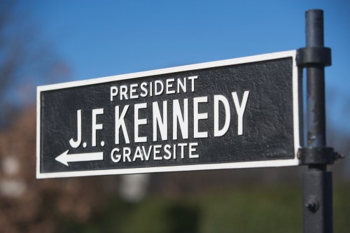 Sign indicating the gravesite of President J.F. Kennedy, with an arrow pointing left.