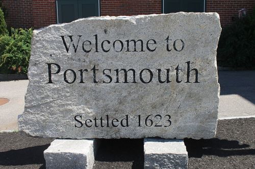 A large stone sign reading "Welcome to Portsmouth" with "Settled 1623" engraved on it.