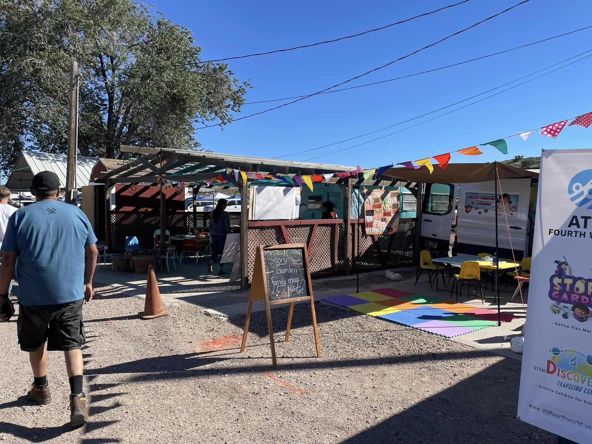 MANTERO スカーフ FLEA MARKET Multiple vendors sell purses and leather products. Open
