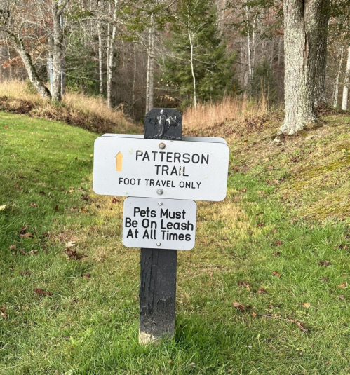 Sign for Patterson Trail indicating foot travel only and that pets must be on a leash at all times.