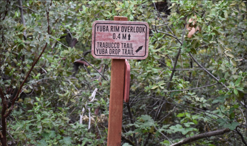 Signpost indicating Yuba Rim Overlook 0 trails: 0.4 miles to Yuba Rim, Trabucco Trail, and Yuba Drop Trail.