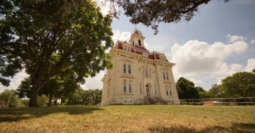 exterior of the courthouse in cottonwood falls, kansas