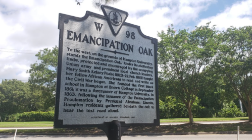 Historical marker for Emancipation Oak at Hampton University, detailing its significance in the Civil War and emancipation.