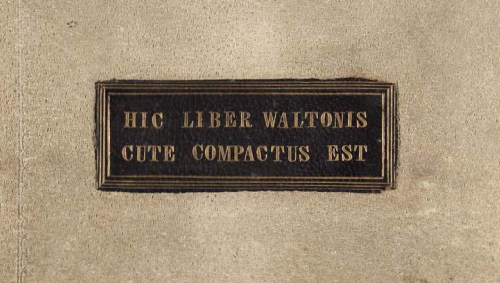 A close-up of a bookplate with the text "HIC LIBER WALTONIS CUTE COMPACTUS EST" on a textured background.