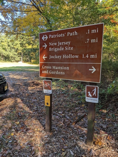 Trail sign with directions to Patriots' Path, New Jersey Brigade Site, Jockey Hollow, and Cross Mansion and Gardens.
