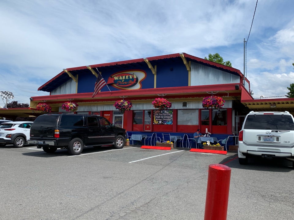 Wally's Drive-In Serves Massive Burgers in Buckley, Washington