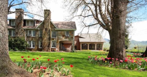 Dillard House, GA. Historic inn and Southern restaurant with mountain views.