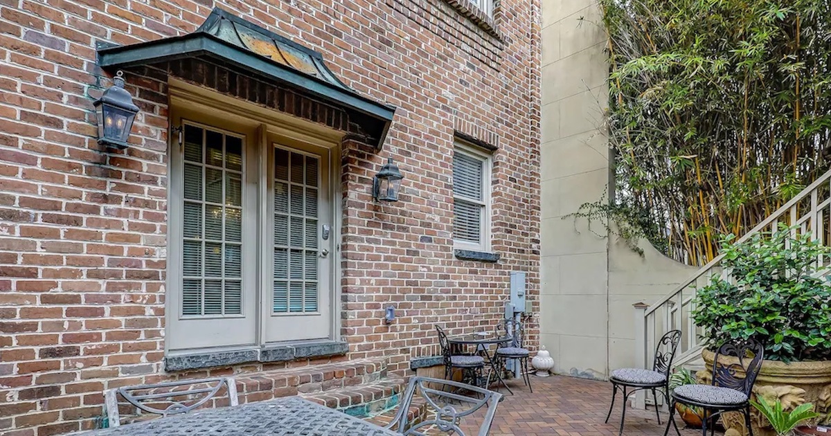This Carriage House In Downtown Savannah, Georgia Is The Coolest Place ...