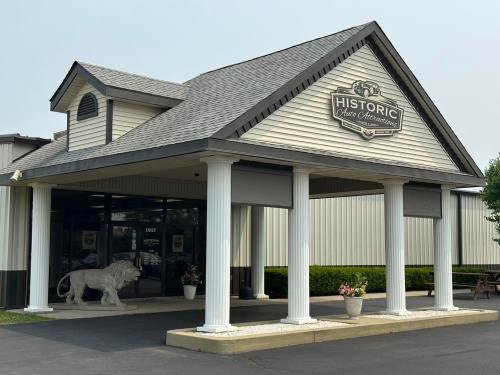 A building with a sign reading "Historic Plate Conversations," featuring columns and a lion statue at the entrance.