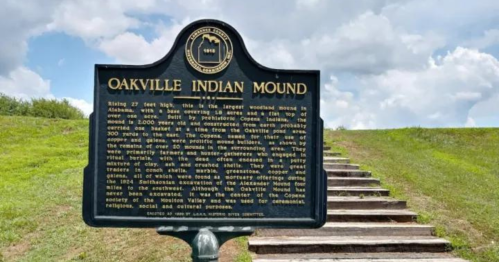 Historical marker for Oakville Indian Mound in Alabama, detailing its significance and archaeological history.