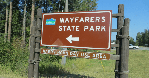 Brown sign for Wayfarers State Park with an arrow pointing left, indicating the Harry Horn Day Use Area.
