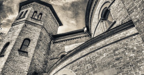 A black and white stylistic shot of the circular church in Charleston, South Carolina.