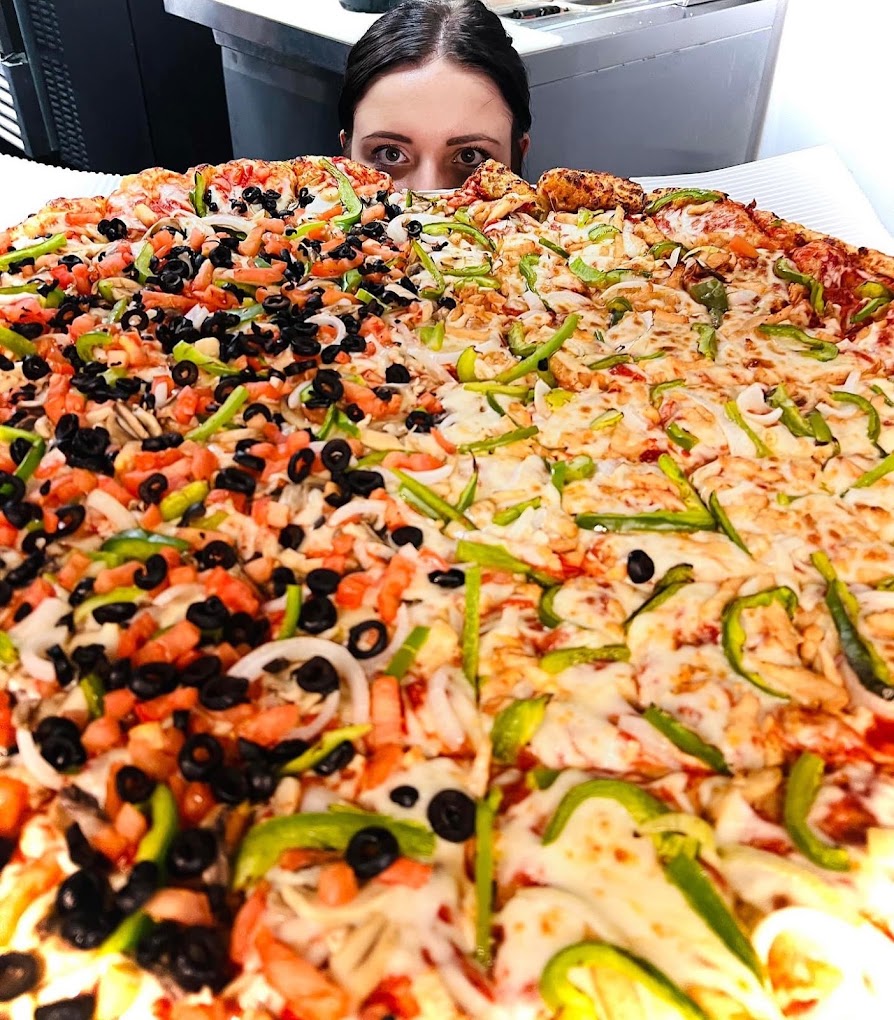 The Tarantosaurus Pizza From Taranto's Is The Biggest In Ohio, image size:894x1020