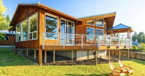 A luxury modern cabin in Langley, Washington on the shores of the Puget Sound