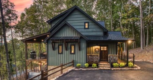 A green mountain lodge house in Blue Ridge, Georgia, during sunset