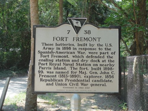 Historical marker for Fort Fremont, detailing its role in the Spanish-American War and naming its historical significance.