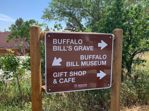 Signpost directing to Buffalo Bill's Grave, Buffalo Bill Museum, and a gift shop & café.