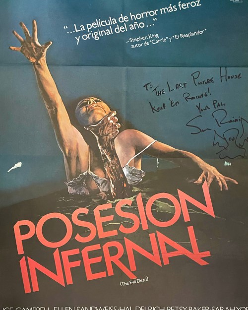A vintage horror movie poster for "Posesión Infernal" featuring a woman in distress, with a signature from Sam Raimi.
