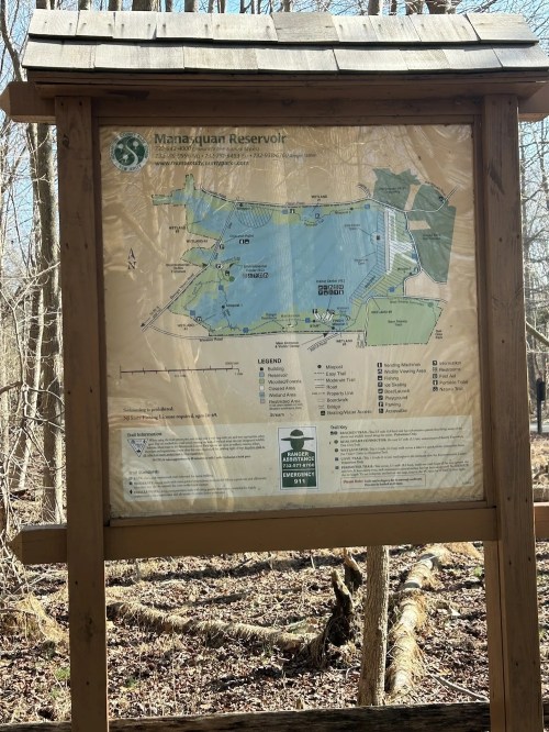 Map of Manaquan Reservoir, displaying trails, water bodies, and key features in a wooded area.