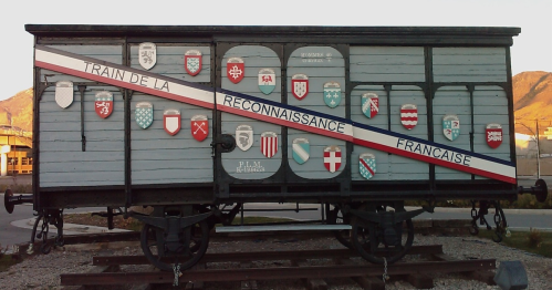 A vintage train car decorated with various shields and the text "Train de la Reconnaissance Francaise."