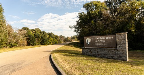 sign for natchez trace parkway in mississippi