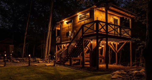 Kilimanjaro Safari Treehouse at Four Fillies Lodgein Peterstown, West Virginia at night