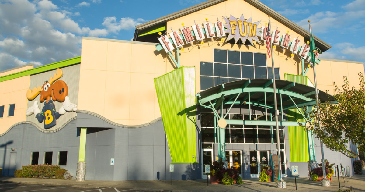 This Incredible Arcade Near Seattle Is The Perfect Family Outing