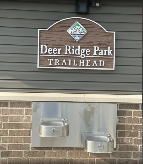 Sign for Deer Ridge Park Trailhead with two drinking fountains below it.