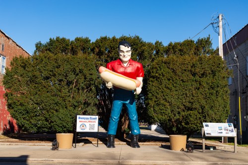 The Bunyon Giant holding a hot dog on Route 66 in Atlanta, Illinois, USA.