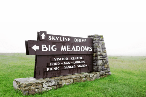 Signpost directing to Skyline Drive and Big Meadows, with information about visitor center, food, gas, lodging, and picnic area.