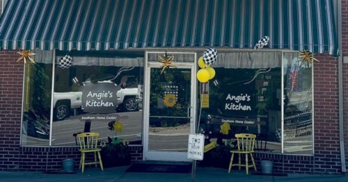 The exterior of Angie's Kitchen, an unassuming restaurant in Loudon, Tennessee.