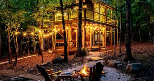 The exterior of a treehouse Airbnb in South Carolina with a fire pit.