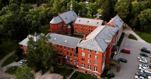 Aerial view of Thee Abbey Kitchen, a restaurant in Missouri.