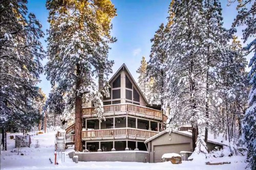 Winter Cabin in Arizona: The Pinewood Treehouse Chalet