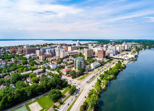Aerial view of Madison, Wisconsin, showing the isthmus between lakes Mendota and Monona with the Wisconsin State Capitol building at the center.