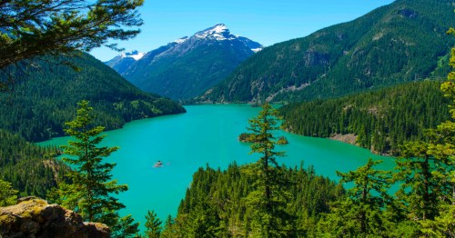 The turquoise waters of Ross Lake surrounded by evergreens in Washington.