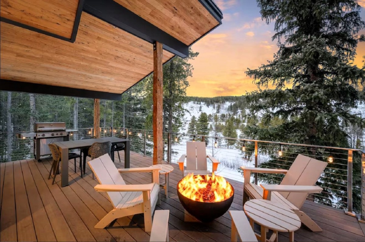 Rustic Luxury and Fireplace Solitude: A Snoqualmie Riverfront Cabin Weekend