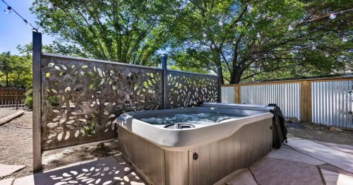 outdoor hot tub in romantic airbnb rental in arizona