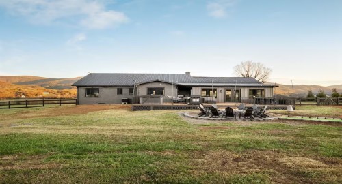 Spa Airbnb in Virginia with a large green front yard