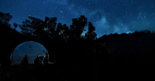 A dome Airbnb sits under a night sky in southern Utah, with hundreds of stars twinkling overhead.