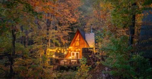 An Airbnb in Gatlinburg, Tennessee surrounded by fall foliage.