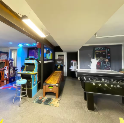 The arcade area inside the Crappie Cove Airbnb